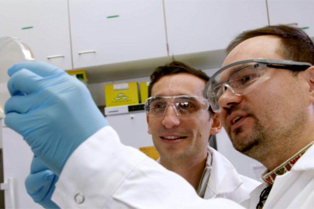 Chase Beisel y Oleg Dmytrenko, investigadores de la Universidad de Würzburg, en Alemania. Foto: HIR. 