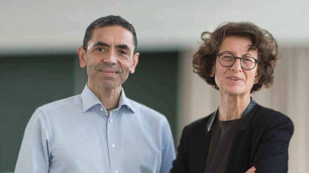 Los médicos investigadores Uğur Sahin y Özlem Türeci, responsables de la vacuna de Pfizer-BioNTech