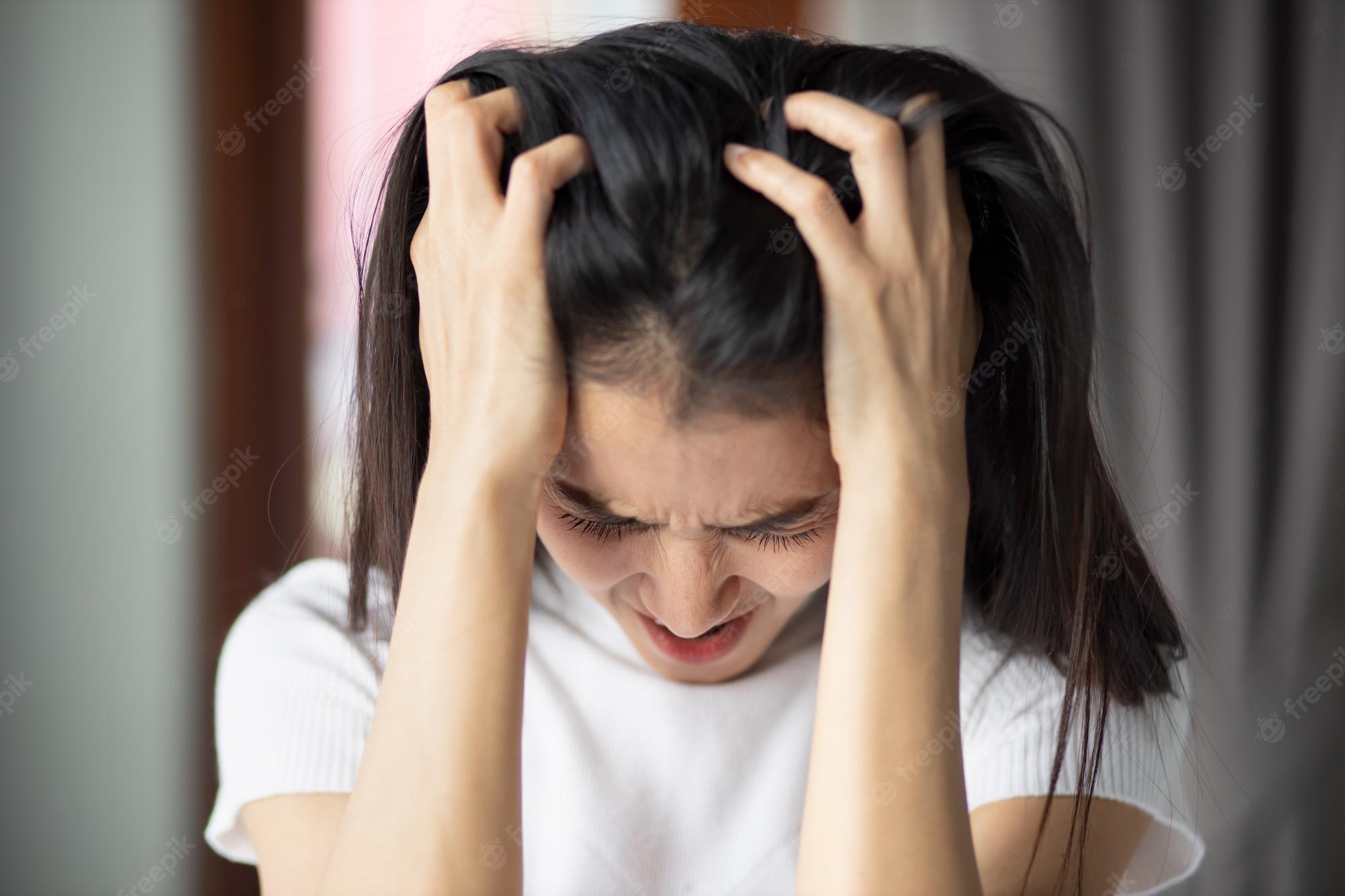 Retrato de mujer asiática enferma estresada con dolor de cabeza mujer deprimida sufre de vértigo mareos migraña resaca exceso de trabajo síndrome de oficina que representa el concepto de atención médica y