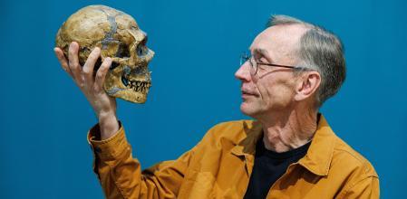 Svante Pääbo, con un modelo de cráneo de neandertal